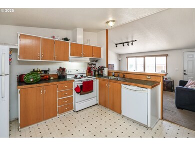 310 Pitney Ln unit 25, Junctioncity, OR 97448 - photo 6