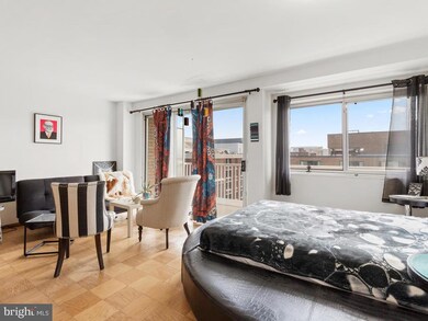 Potomac Plaza Terraces unit 912, Washington, DC 20037 - photo 4