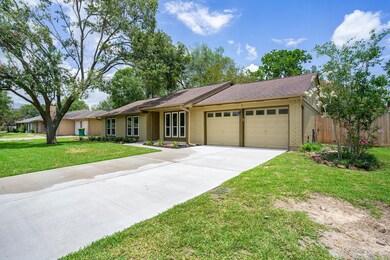 1008 Lost River Dr, Friendswood, TX 77546 - photo 3