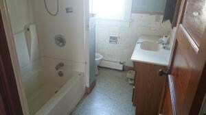 302SycamoreTipton_Bath1