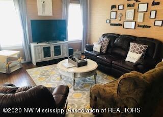 202 E Robinson St, Hernando, MS 38632 - photo 5