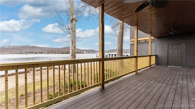 Panoramic views of the lake