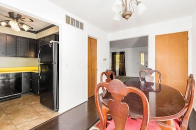 010_381ee31_W 572 Dlyn St-012