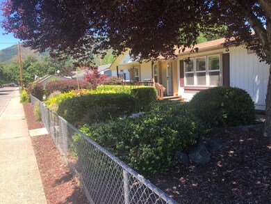 323 3rd St, Rogue River, OR 97537 - photo 2