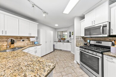 3927 Vesper Ct, Naperville, IL 60564 - photo 7