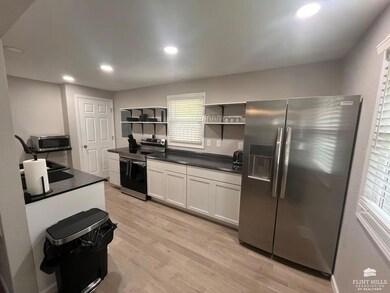 818 Tuttle St, Manhattan, KS 66502 - photo 4