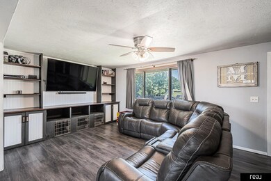 549 Washington St, Carson, IA 51525 - photo 5