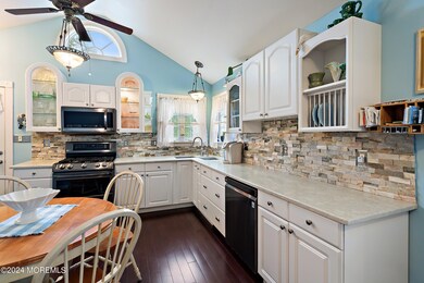 Eat-In Kitchen