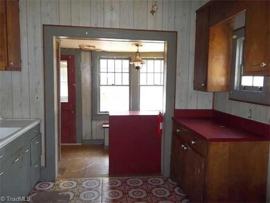 215 N Dogwood Ave, Siler City, NC 27344 - photo 3