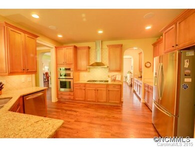 Spacious gourmet kitchen