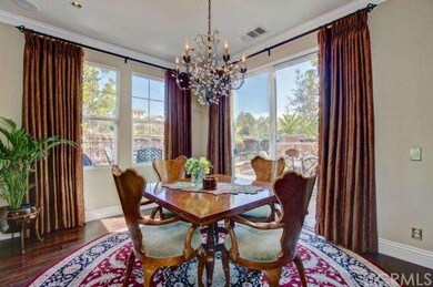 Light and bright dining area!