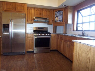 16X12 Eat In Kitchen w/ Newer Stainless Appliances