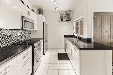 11333 N 92nd St Unit 1021-21 kitchen