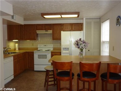 Kitchen - Spacious kitchen with fridge, dishwasher