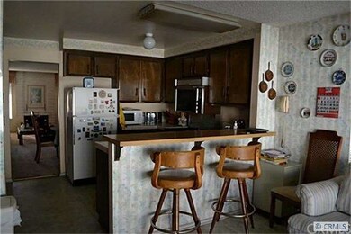 Laundry off kitchen>