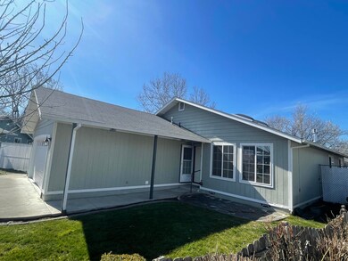 931 Fairfield Cir, Central Point, OR 97502 - photo 3