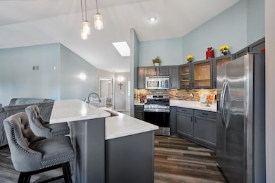 921 E Prairie View Dr, Oak Creek, WI 53154 - photo 5