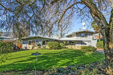 7417 Maple Ln, Central Point, OR 97502 - photo 3