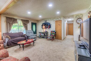 Living room/entry
