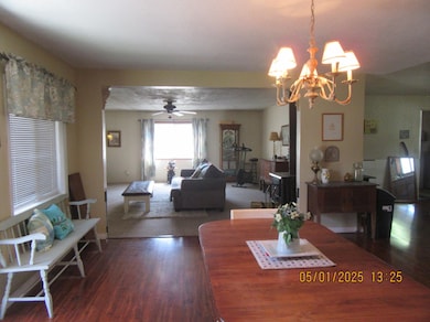 610 S Applegate Dining Livingroom 2