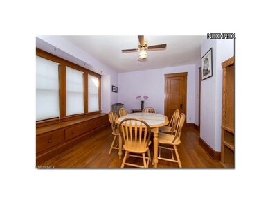 Dining room 2 - extra large drawers in the window 