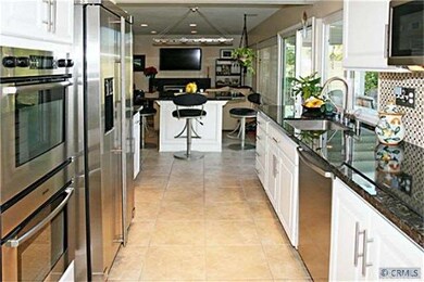 Kitchen has Bosch Stainless Double Ovens (1 is Con