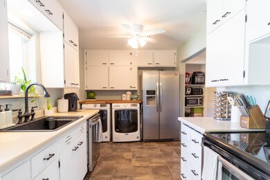 615 SW Alder St, Grants Pass, OR 97526 - photo 2