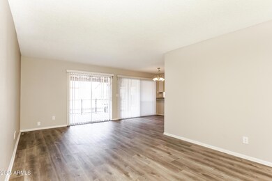 003-photo-dining-room-10146603