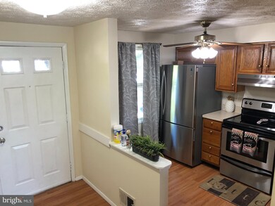 19100 Willow Spring Dr, Germantown, MD 20874 - photo 3