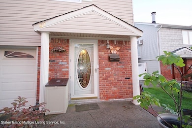 Welcome to 61 Middle Loop Rd!