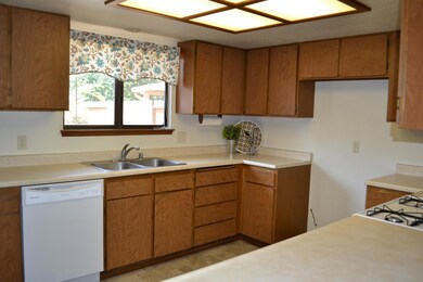 Bright Spacious Kitchen