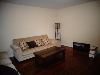 ADDITIONAL ANGLE OF THE LIVING ROOM, HIGHLIGHTS WA