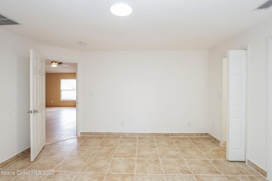 007-photo-primary-bedroom-10907908