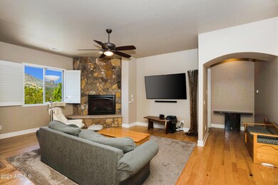 004_Living Room