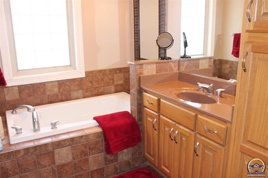 3605 SW Palmer Ct, Topeka, KS 66610 - photo 6