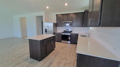 Kitchen with appliances with stainless steel fini