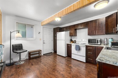 Tastefully upgraded kitchen w/granite countertops,