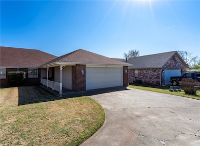 825 W Linden St, Rogers, AR 72756 - photo 2