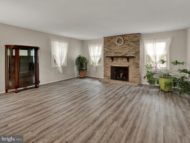 12325 Shadetree Ln, Laurel, MD 20708 - photo 4