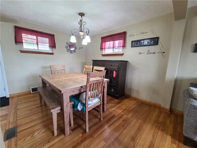 MEAL TIME IS A SNAP IN THIS COMFY DINING ROOM!