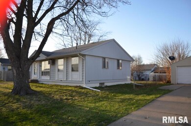 2230 W 54th St, Davenport, IA 52806 - photo 3