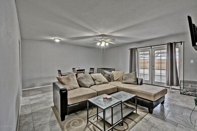 4702 E Taylor Great room pic 3