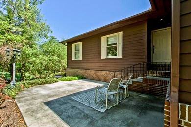 05_304 Konawa Place_Patio02-Entry