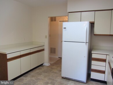 108 Castletown Rd unit 201, Lutherville Timonium, MD 21093 - photo 3