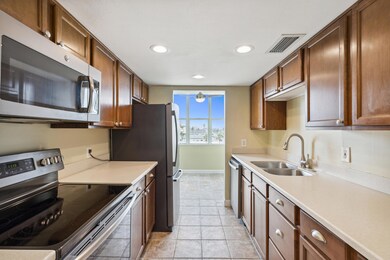 Updated kitchen w/ stainless appliances