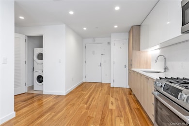 Sky View Parc unit 17R, Flushing, NY 11354 - photo 5