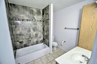 bathroom pic 2