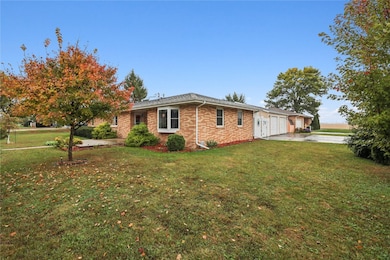 802 E 12th St, Vinton, IA 52349 - photo 2