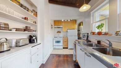 402 N Venice Blvd unit B, Venice, CA 90291 - photo 2