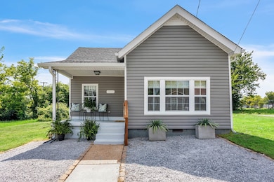 Charming City Bungalow nestled right by Robert Churchwell Magnet School ~